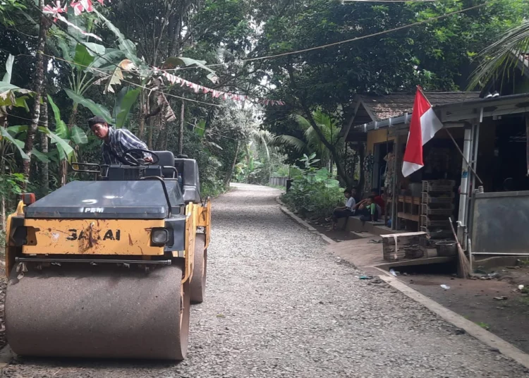 Salah satu ruas jalan di Kecamatan Cikedal, Kabupaten Pandeglang, mulai dibangun menggunakan anggaran yang bersumber dari Bankeu. (ADIB FAHRIE/SATELITNEWS.COM)