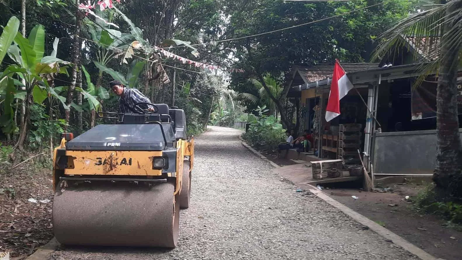 Salah satu ruas jalan di Kecamatan Cikedal, Kabupaten Pandeglang, mulai dibangun menggunakan anggaran yang bersumber dari Bankeu. (ADIB FAHRIE/SATELITNEWS.COM)