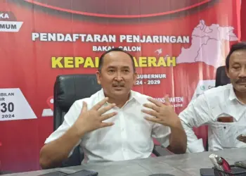 Balon Gubernur Banten, Ade Sumardi, menggelar konferensi pers untuk menjelaskan duduk perkara pencabutan surat pengunduran diri sekaligus membantah mundur dari pencalonan, Selasa (13/8/2024). (LUTHFI/SATELITNEWS.COM)