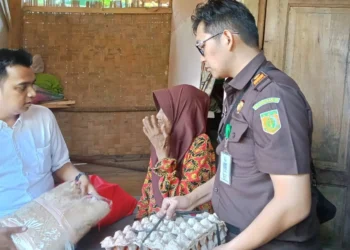 Pegawai Kejari Pandeglang, memberikan bantuan sosial kepada warga miskin di Kaduhejo, Kabupaten Pandeglang. (ADIB FAHRIE/SATELITNEWS.COM)