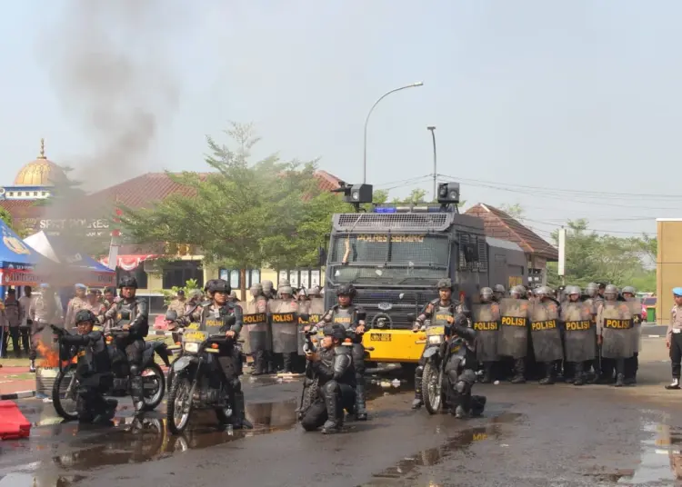 Ratusan personel Polres Serang, gelar simulasi Sispamkota, Rabu (14/8/2024). (SIDIK/SATELITNEWS.COM)