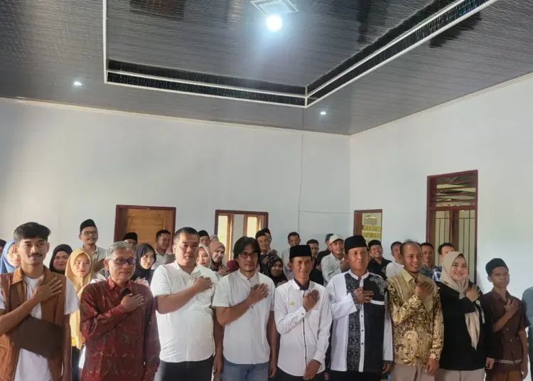 Sejumlah komisioner KPU Banten, narasumber, aparatur Desa, berfoto bersama dengan masyarakat Desa Pasir Mae, Kecamatan Cipeucang, Kabupaten Pandeglang, usai sosialisasi Pilkada serentak, Rabu (14/8/2024). (ISTIMEWA)