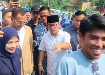 Raffi Ahmad mendampingi Balon Bupati Serang, Zakiyah, menyapa masyarakat Kabupaten Serang, Kamis (15/8/2024). (SIDIK/SATELITNEWS.COM)