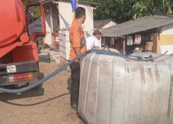 Petugas BPBDPK Kabupaten Pandeglang, salurkan bantuan air bersih bagi masyarakat yang membutuhkan. (ISTIMEWA)