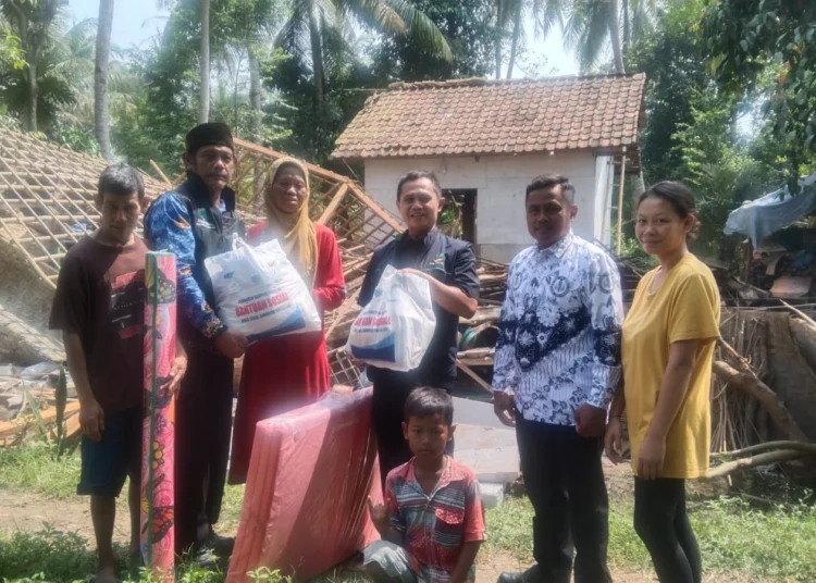 Korban rumah ambruk, menerima bantuan kedaruratan dari Dinsos Kabupaten Pandeglang. (ISTIMEWA)