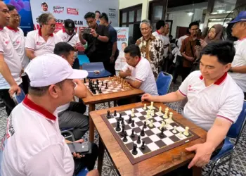 Andra - Dimyati, ikuti tarung catur persahabatan dengan warga Serang, Sabtu (17/9/2024). (ISTIMEWA)