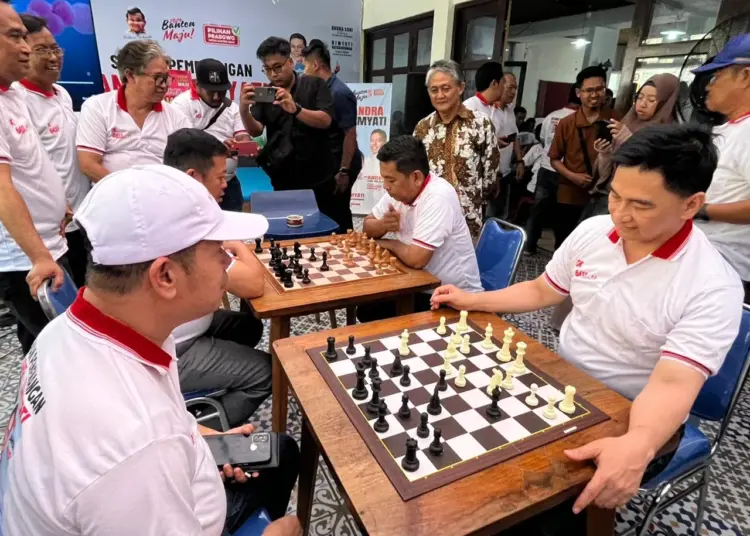 Andra - Dimyati, ikuti tarung catur persahabatan dengan warga Serang, Sabtu (17/9/2024). (ISTIMEWA)