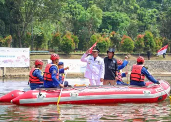 Pj Gubernur Banten Al Muktabar, menyaksikan langsung pembentangan bendera Merah Putih raksasa di atas danau, Sabtu (17/8/2024). (ISTIMEWA)