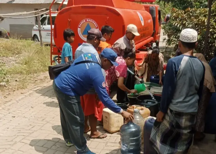 Petugas BPBDPK Kabupaten Pandeglang, mengirimkan bantuan air 
bersih di Kampung Cibeulah, Desa Munjul, Kabupaten Pandeglang. (ISTIMEWA)