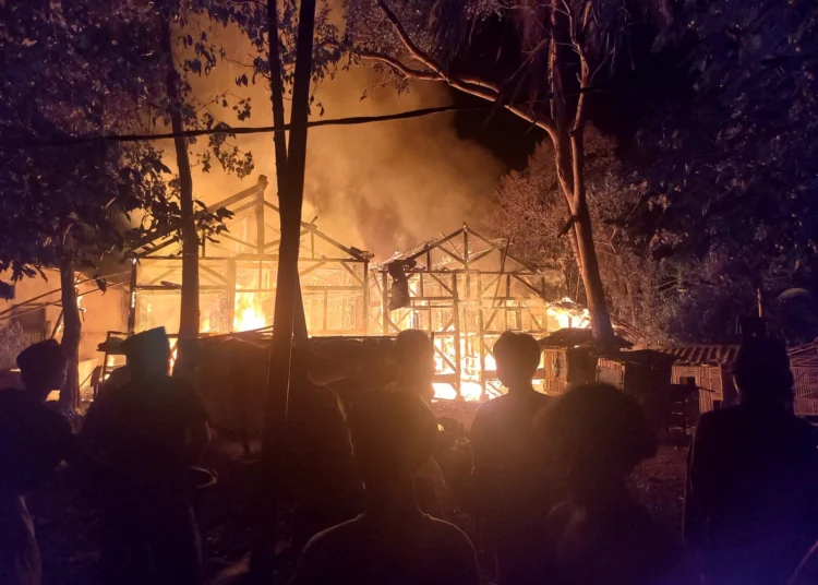 Kobong Santri ludes terbakar, yang diduga akibat korsleting listrik. (ISTIMEWA)