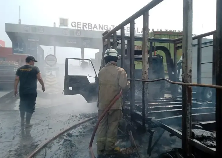 Diduga Overheat, Mobil Truk Ludes Terbakar