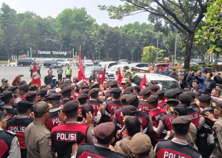 Aktivis Gerakan Mahasiswa Nasional Indonesia (GMNI) Kabupaten Tangerang melakukan aksi unjuk rasa di tengah pelantikan Anggota DPRD Kabupaten Tangerang, Jumat (23/8). (ALFIAN/SATELITNEWS)