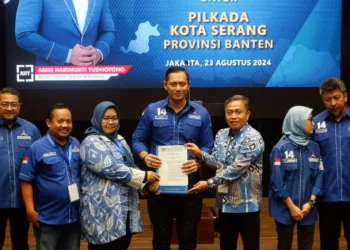 Ketua Umum DPP Demokrat, Agus Harimurti Yudhoyono menyerahkan form B1.KWK kepada Ria-Subadri. (ISTIMEWA)