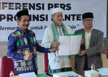 Ketua Umum PB Mathla'ul Anwar Embay Mulya Syarif memperlihatkan surat pernyataan menolak kotak kosong. (SIDIK/SATELITNEWS)