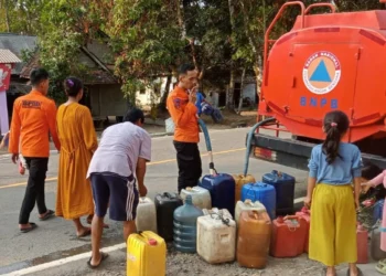 Sejumlah warga Angsana, Kabupaten Pandeglang, mendapatkan bantuan air bersih. (ISTIMEWA)