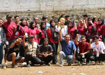 Warga Curug Sawer, Kelurahan Pandeglang, berfoto bersama di tengah kemeriahan Peringatan HUT RI ke 79. (ISTIMEWA)