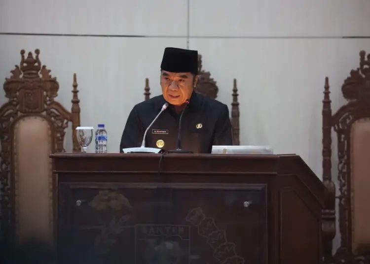 Pj Gubernur Banten Al Muktabar, menyampaikan nota usul APBD Perubahan TA 2024, melalui rapat paripurna. (LUTHFI/SATELITNEWS.COM)