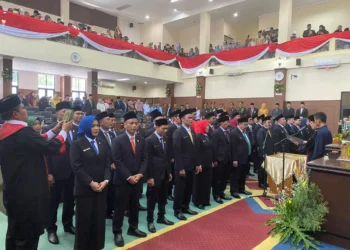 Sebanyak 50 anggota DPRD Kabupaten Pandeglang terpilih, periode 2024 - 2029, dilantik di ruang paripurna DPRD Pandeglang, Senin (26/8/2024). (ADIB FAHRIE/SATELITNEWS.COM)