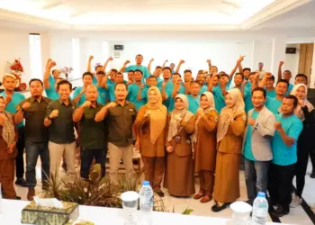 Anggota dan peserta pelatihan Balawista, berfoto bersama dengan Bupati Pandeglang Irna Narulita. (ISTIMEWA)