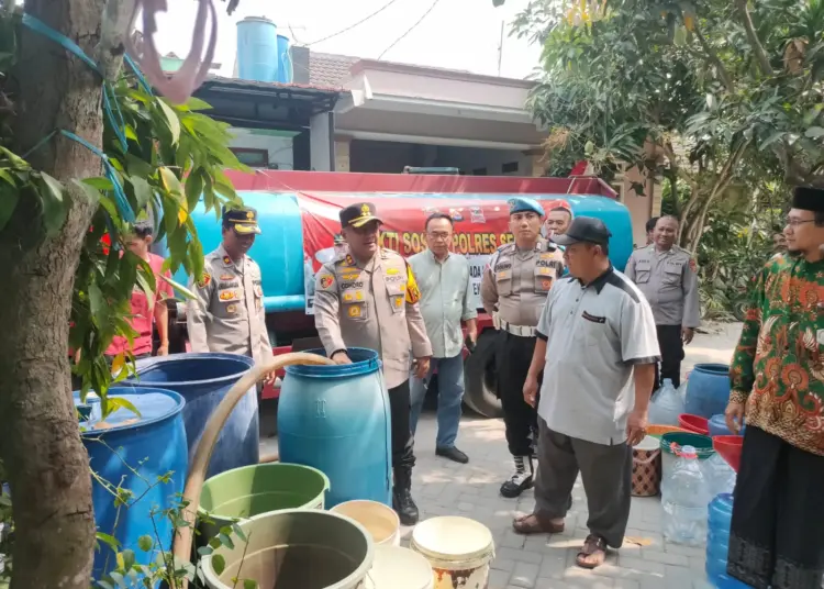 Kapolres Serang AKBP Condro Sasongko, turun langsung salurkan bantuan air bersih kepada warga yang kesulitan air bersih. (ISTIMEWA)