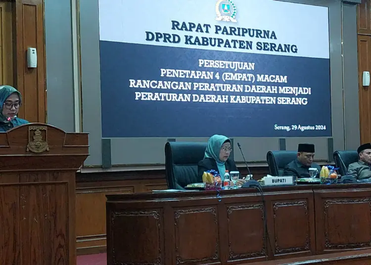 Bupati Serang Ratu Tatu Chasanah, saat menghadiri rapat paripurna DPRD Kabupaten Serang, Kamis (29/8/2024). (SIDIK/SATELITNEWS.COM)