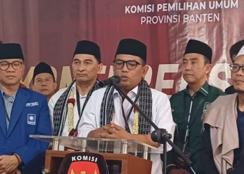 Andra - Dimyati, memberikan keterangan pers, usai mendapatkan diri ke KPU Banten, Kamis (29/8/2024). (LUTHFI/SATELITNEWS.COM)