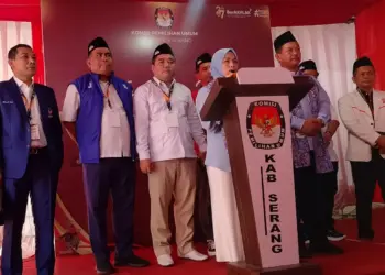 Zakiyah - Najib, usai mendaftar ke KPU Kabupaten Pandeglang. (SIDIK/SATELITNEWS.COM)