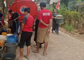 Ratusan warga di Kampung Lebak buluh, Desa Bungur copong, Kecamatan Picung, Kabupaten Pandeglang, mendapatkan bantuan air bersih. (ISTIMEWA)