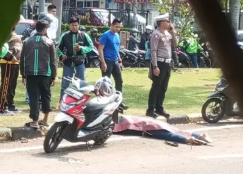 Jenazah pria yang ditembak polisi di pinggir jalan sebelum akhirnya dievakuasi. (EKO SETIAWAN/SATELITNEWS)