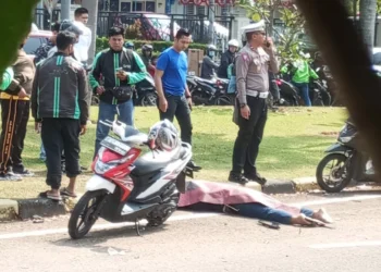 Jenazah pria yang diduga begal terkapar di pinggir jalan. (EKO SETIAWAN/SATELITNEWS)