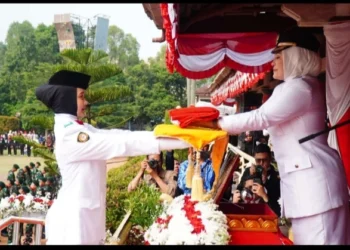 Bupati Pandeglang Irna Narulita (kanan), berikan duplikat Bendera Pusaka Merah Putih kepada petugas Paskibra, Sabtu (17/8/2024). (ISTIMEWA)