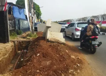 Tak Kunjung Selesai, Proyek Drainase di Jalan Pondok Cabe Raya Dikeluhkan Warga