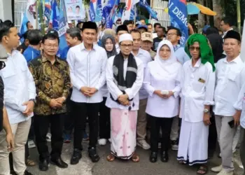 Pasangan Balon Bupati dan Wakil Bupati Pandeglang, Dewi - Iing, didampingi Pengurus Parpol Koalisi pengusung, ulama dan tim pemenangan, berorasi di hadapan massa pendukungnya, setelah daftar ke KPU Pandeglang, Rabu (28/8/2024). (ADIB FAHRIE/SATELITNEWS.COM)