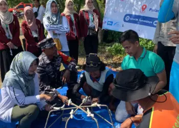 Para peserta KKM Untirta bersama pengurus F-PTK Banten, serta para pihak terkait, sedang memasang fragmen karang di jaring laba - laba, yang kemudian akan di transplantasi di Pulau Badul. (ISTIMEWA)