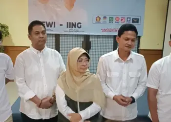 Pasangan Balon Bupati dan Wakil Bupati, Dewi - Iing, diapit Ketua Tim Pemenangan dan Jubir, dalam sebuah acara. (ISTIMEWA)