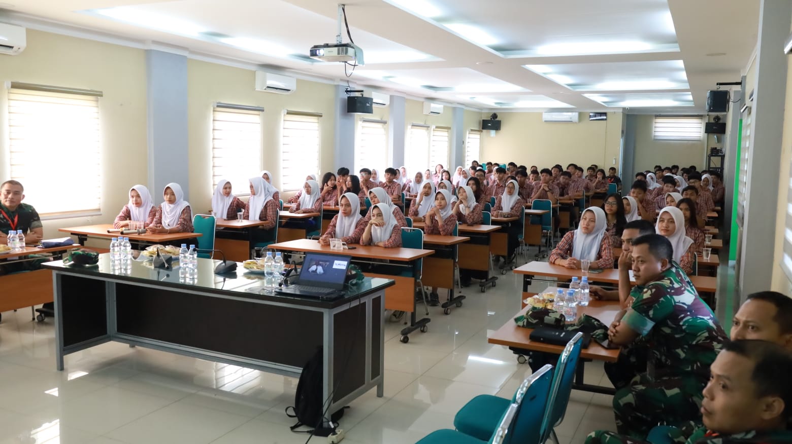 Tanamkan Nilai Kebangsaan Sejak Dini, Siswa Seskoad Hadir ke SMK Pustek Serpong