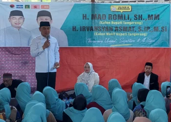 SOSIALISASI: Bakal calon Bupati Tangerang Mad Romli didampingi istri Nina Lisnawati Romli beserta tim dari partai pengusung saat roadshow ke wilayah Kecamatan Kresek, Minggu (8/9). (FAJAR ADITYA)