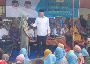 INTERAKTIF: Bakal Calon Bupati Tangerang Mad Romli berbincang dengan salah satu warga dalam kunjungannya di beberapa wilayah di Kabupaten Tangerang. (ADITYA/SATELITNEWS)