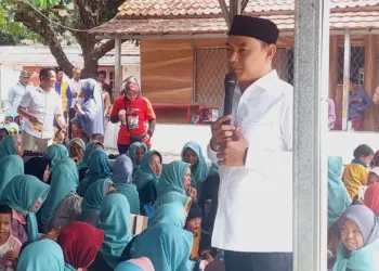 BERBINCANG: Bakal calon Bupati Tangerang Mad Romli  ketika berbincang dengan warga, saat sosialisasi ke sejumlah desa. (ISTIMEWA)