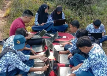 Pelajar di Lebak Tempuh 1,5 km Naik Bukit Kerjakan ANBK