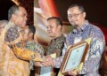 Direktur Penerimaan Minerba, Totoh Abdul Fatah, menyerahkan penghargaan “Aditama” kepada Adrian Purwandha (PJO CK site Borneo Indobara).