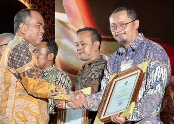 Direktur Penerimaan Minerba, Totoh Abdul Fatah, menyerahkan penghargaan “Aditama” kepada Adrian Purwandha (PJO CK site Borneo Indobara).