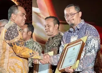 Direktur Penerimaan Minerba, Totoh Abdul Fatah, menyerahkan penghargaan “Aditama” kepada Adrian Purwandha (PJO CK site Borneo Indobara).