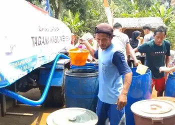 Kekeringan, Warga di Lebak Antre Air Bersih