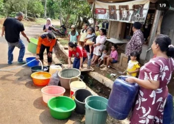 Masyarakat mengantre untuk mendapatkan air bersih, di musim kekeringan. (ISTIMEWA)