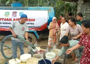 Anggota Tagana Pandeglang, sedang menyalurkan bantuan air bersih untuk masyarakat. (ISTIMEWA)