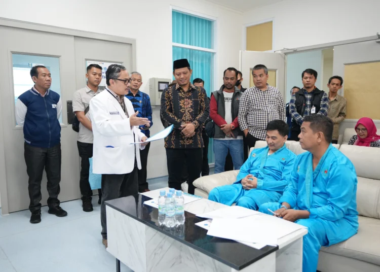 Paslon Gubernur dan Wakil Gubernur Banten, Andra Soni - Dimyati Natakusumah, jalani pemeriksaan kesehatan di RSUD Banten, Minggu (1/9/2024). (LUTHFI/SATELITNEWS.COM)