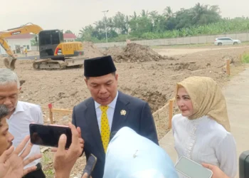 Anggota DPRD Banten dari Partai Golkar, Fahmi Hakim, sidak pembangunan Rumah Singgah. (LUTHFI/SATELITNEWS.COM)