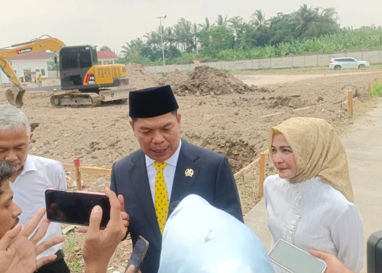 Anggota DPRD Banten dari Partai Golkar, Fahmi Hakim, sidak pembangunan Rumah Singgah. (LUTHFI/SATELITNEWS.COM)