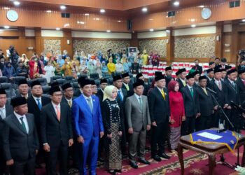 Sebanyak 50 anggota DPRD Kabupaten Serang, Periode 2024 - 2029, dilantik dan diambil sumpah jabatannya, Selasa (3/9/2024). (SIDIK/SATELITNEWS.COM)